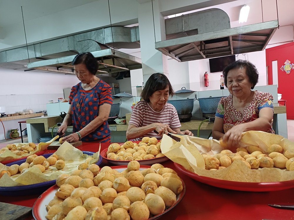 Para ibu-ibu umat Kelenteng Tjoe Hwie Kiong gotong royong menyajikan lontong Cap Go Meh. Ada 500 porsi yang akan disajikan.