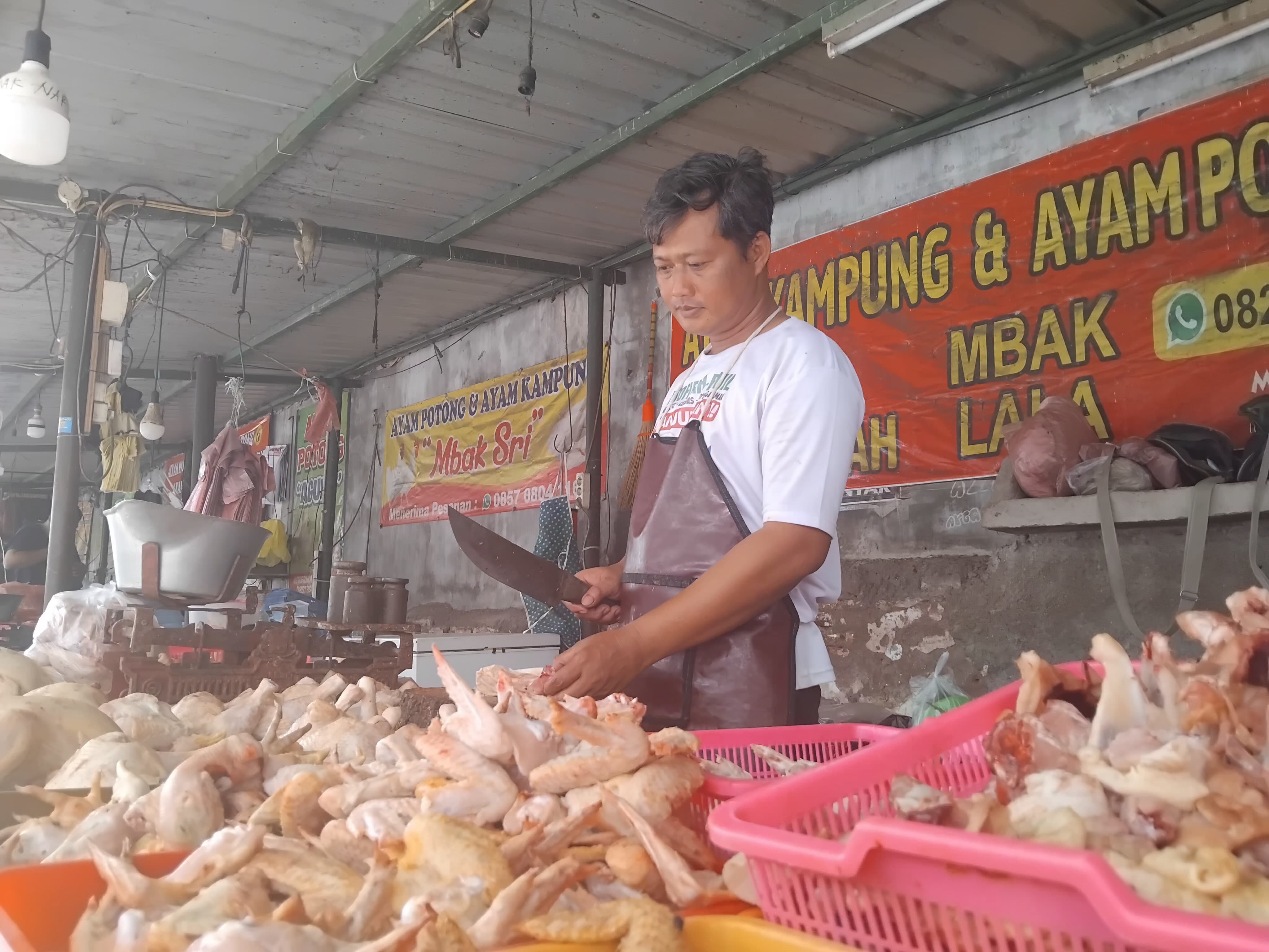 Pedagang daging ayam di Pasar Setono Betek (Diana Yunita Sari)