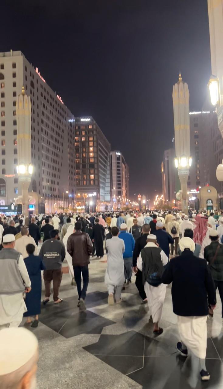Ribuan umat Muslim usai menjalankan ibadah salat di Masjid Nabawi.