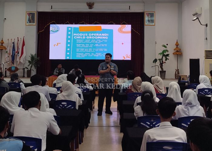 Pemateri program Jaksa Masuk Sekolah memberikan edukasi tentang kesadaran hukum kepada perwakilan pelajar SMK se-Kabupaten Kediri di aula SMK Canda Bhiraw