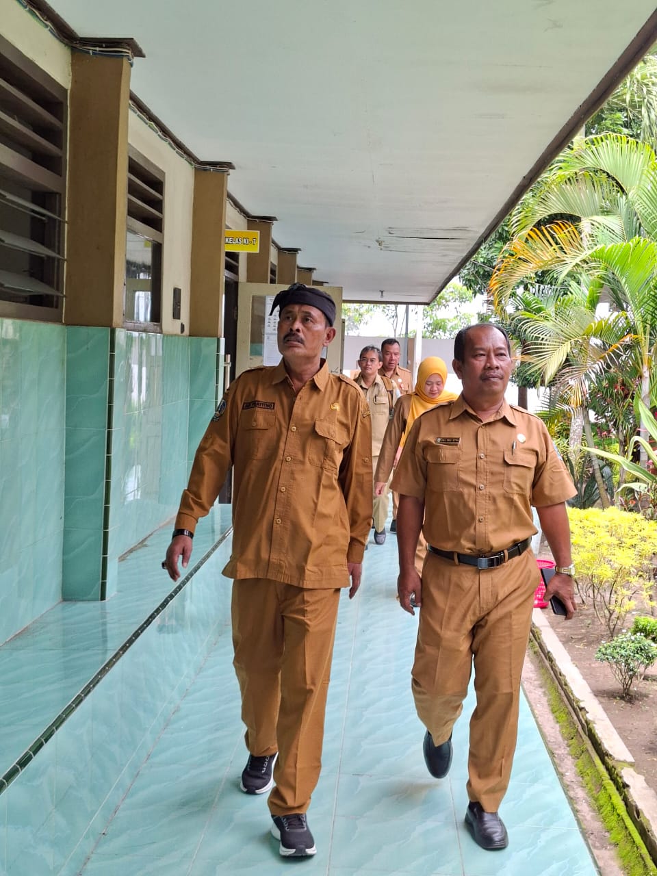 Kacabdin Kediri Adi Prayitno didampingi Kepala SMAN 1 Kandat Eka Prayitna berkeliling sekolah.