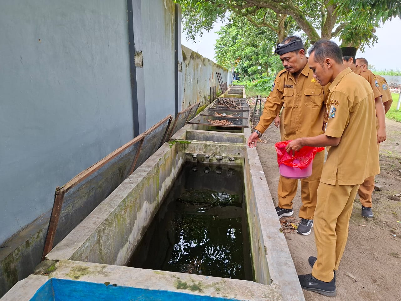Kacabdin Adi Prayitno mengecek program sekolah inovatif ketahanan pangan di SMAN 1 Kandat Kediri.