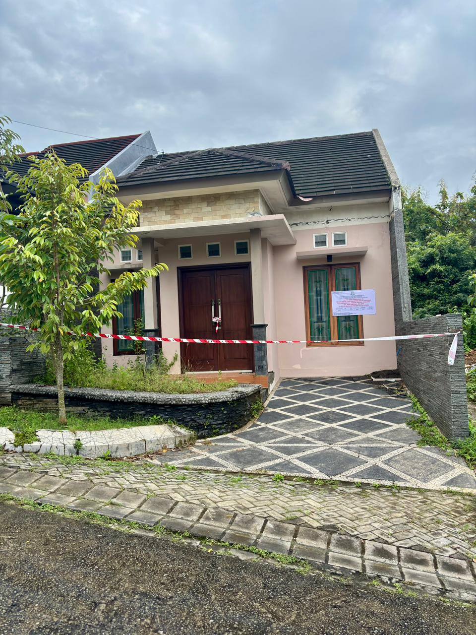 Kejaksaan Negeri Kota Kediri menyita rumah milik terpidana Ari Wibowo yang berlokasi di Desa Pagung, Kecamatan Semen, Kabupaten Kediri, pada Selasa (3/3).