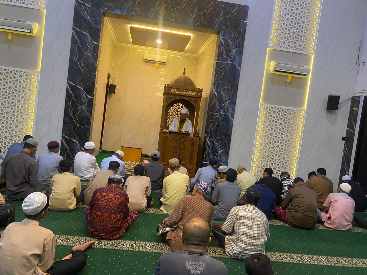 Ustad Kholil Bustomi saat mengisi kajian di Masjid Al Irsyad, Kelurahan Kaliombo, Kecamatan Kota.