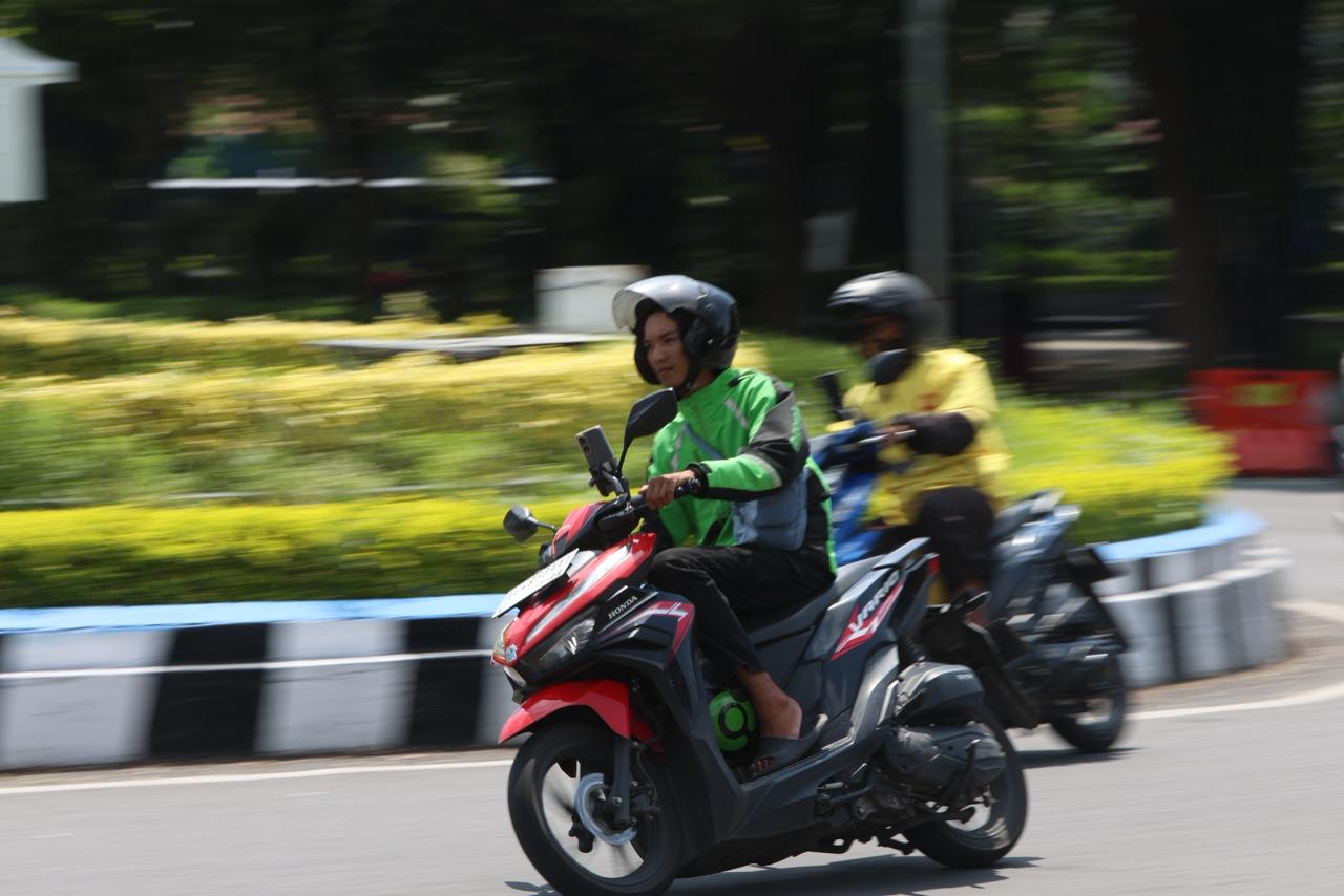 Ilustrasi driver ojek online saat melintas di bundaran Taman Sekartaji Kota Kediri. Tahun ini, pengemudi dan kurir online berkesempatan mendapatkan bonus hari raya (BHR) keagamaan.