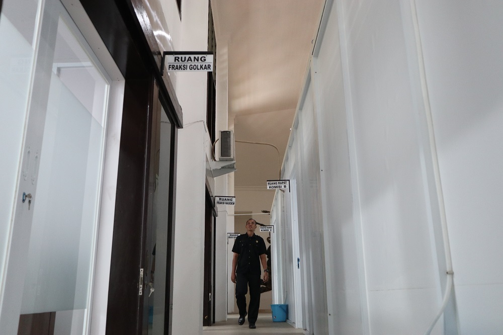 Petugas keamanan kantor DPRD Kota Kediri mengecek GNI yang baru selesai direnovasi. Gedung itu akan jadi kantor sementara, sembari menunggu pembangunan gedung DPRD selesai.
