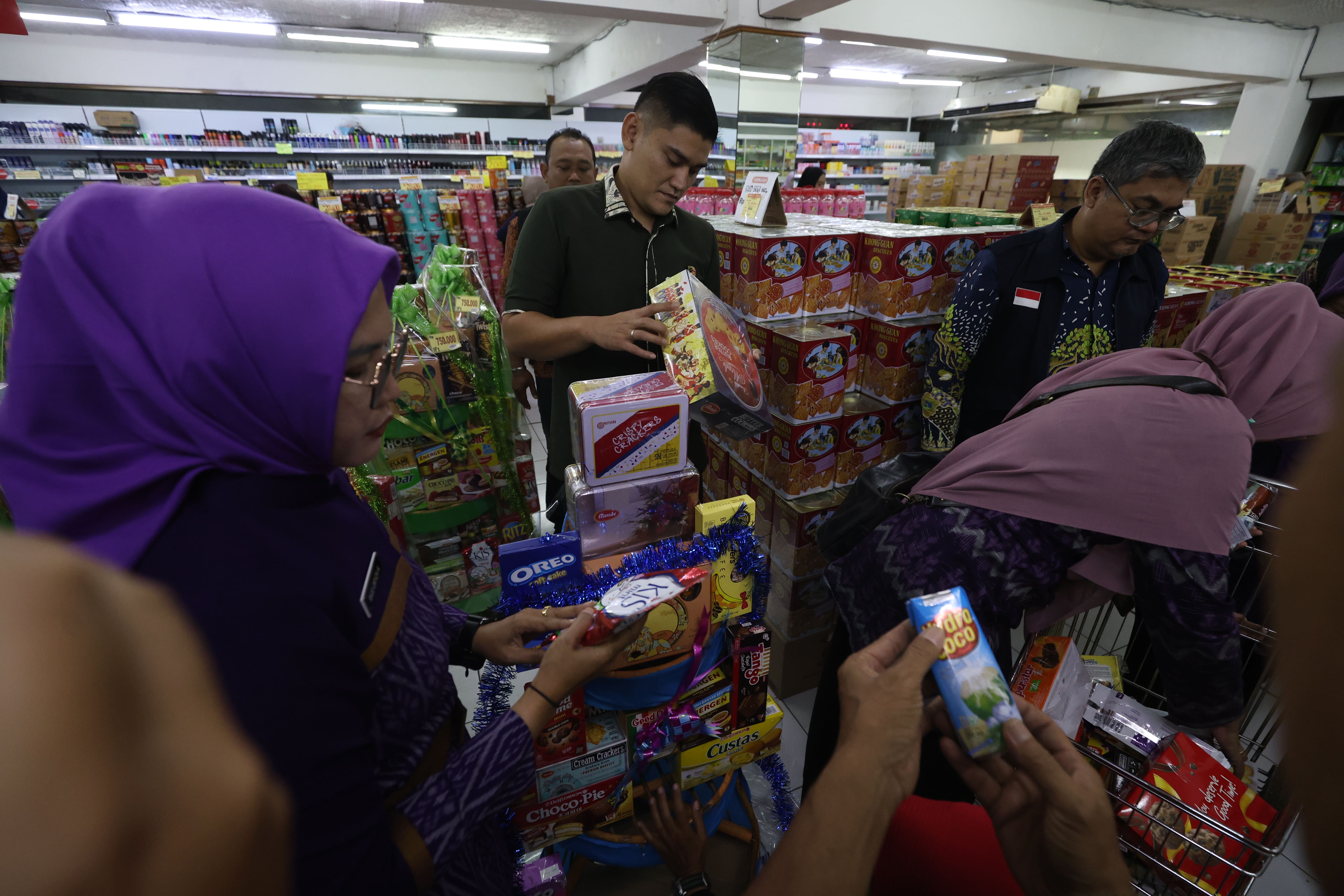 Tim gabungan melakukan sidak parsel di Golden Swalayan Kediri kemarin.