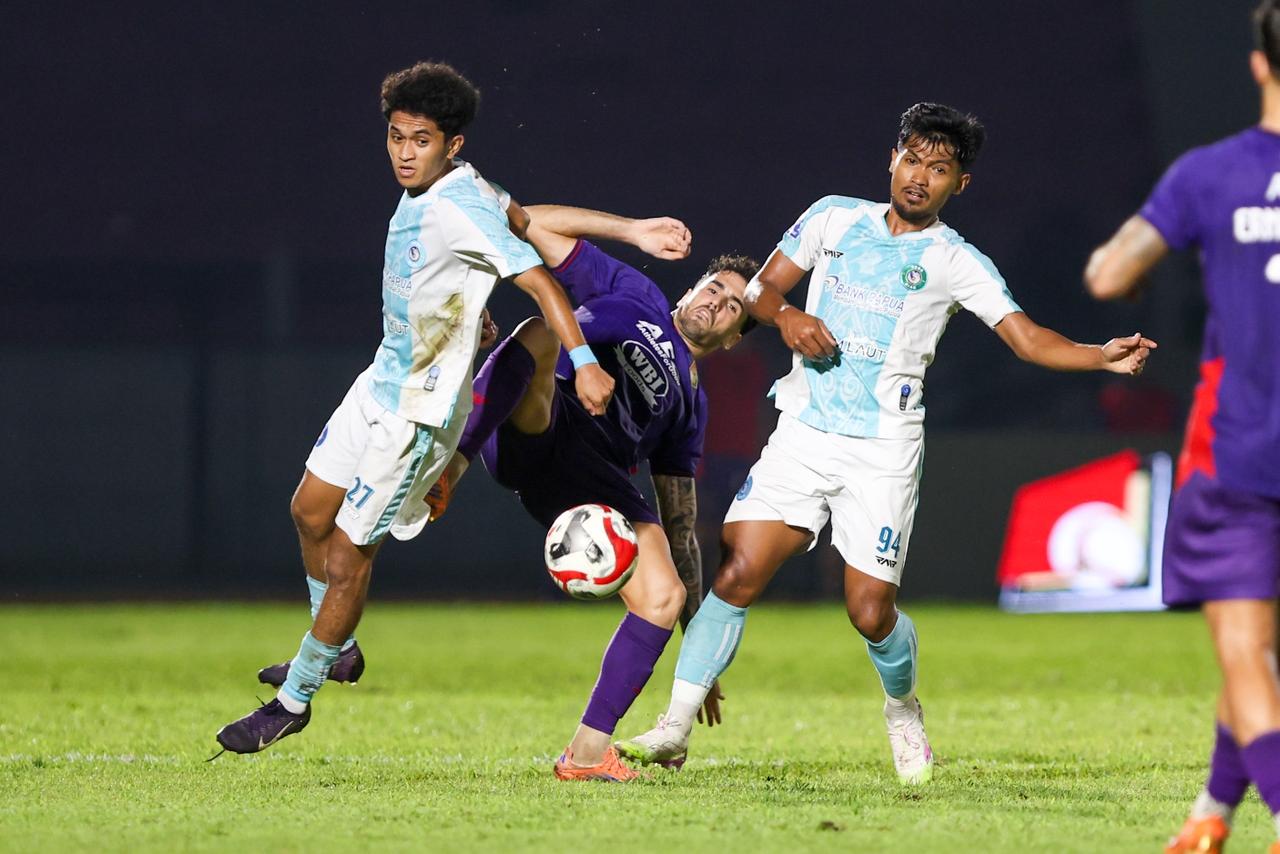 Bek Persik Kediri Kiko Carneiro harus berjibaku menghalau serangan PSBS Biak.