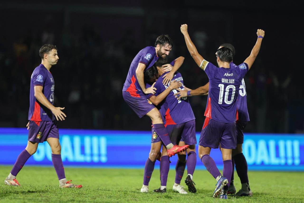 Skuad Persik Kediri merayakan gol kemenangan yang dicetak M. Firly ke gawang PSBS Biak.