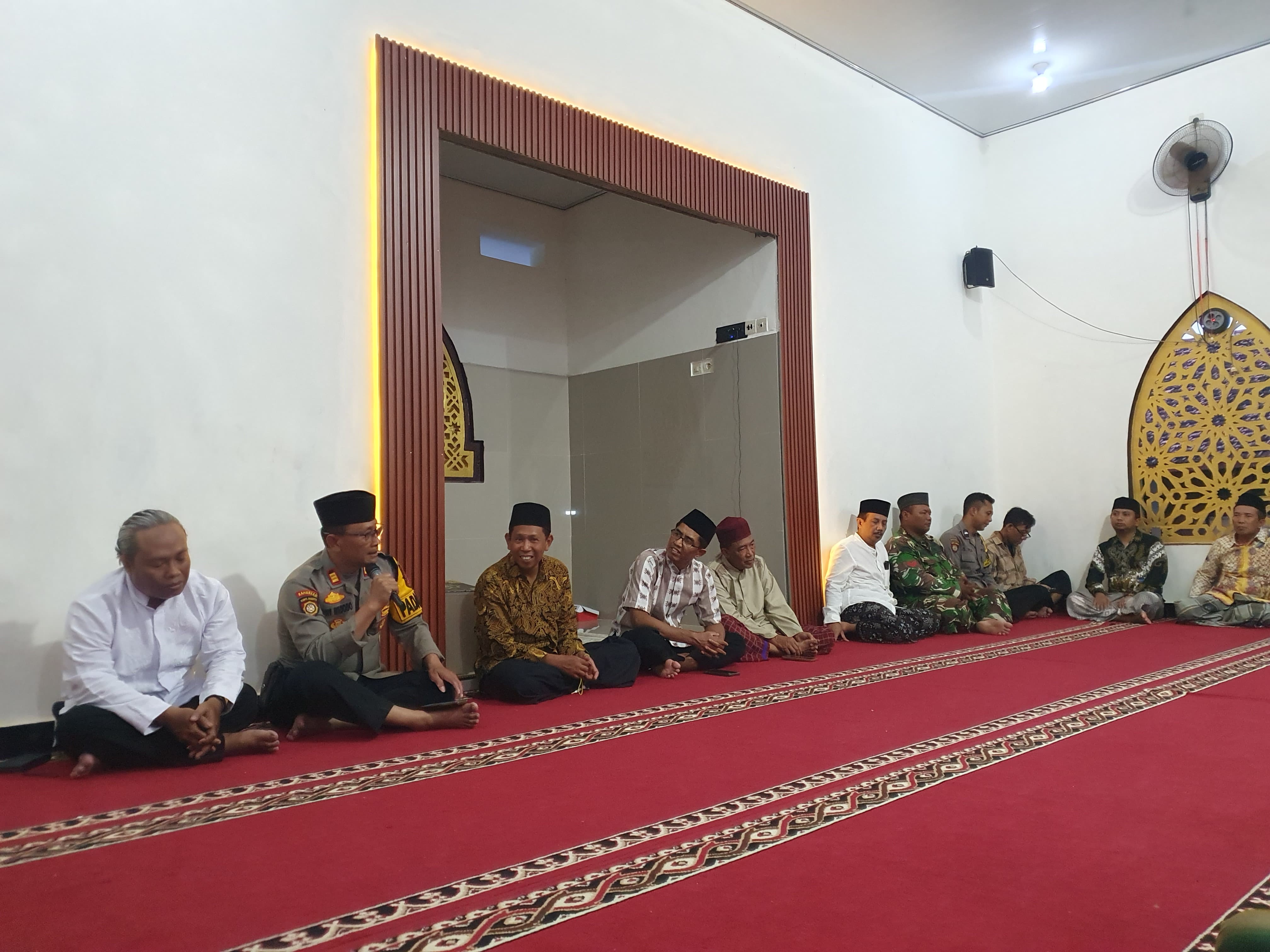 Polsek Plosoklaten berikan himbauan kepada masyarakat di Desa Kayunan