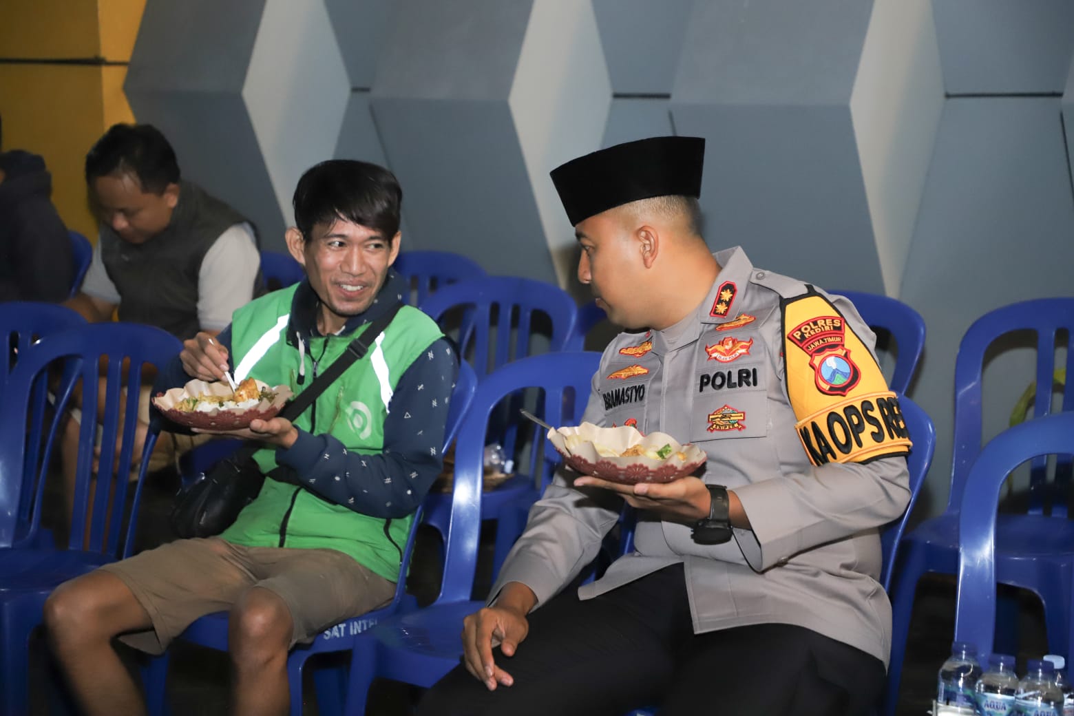 GUYUB: Kapolres Kediri AKBP Bramastyo Priaji berbincang dengan seorang driver ojek online saat mengikuti sahur bersama di Mako Polres Kediri, Kamis (5/3) dini hari. (FOTO: POLRES KEDIRI) 