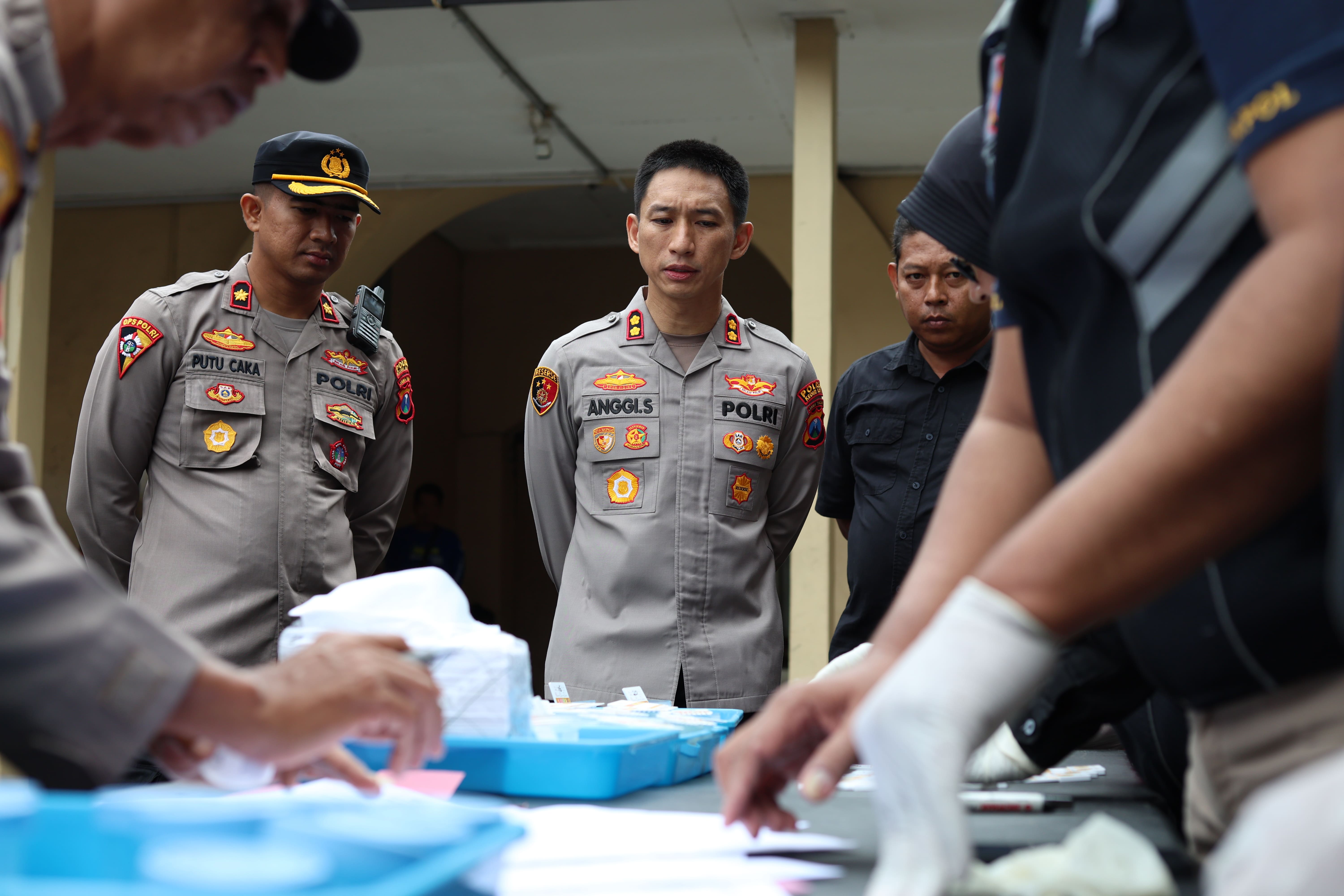 Kapolres Kediri Kota AKBP Anggi Saputra Ibrahim memantau hasil pemeriksaan tes urine anggota pada Kamis (26/2) lalu.