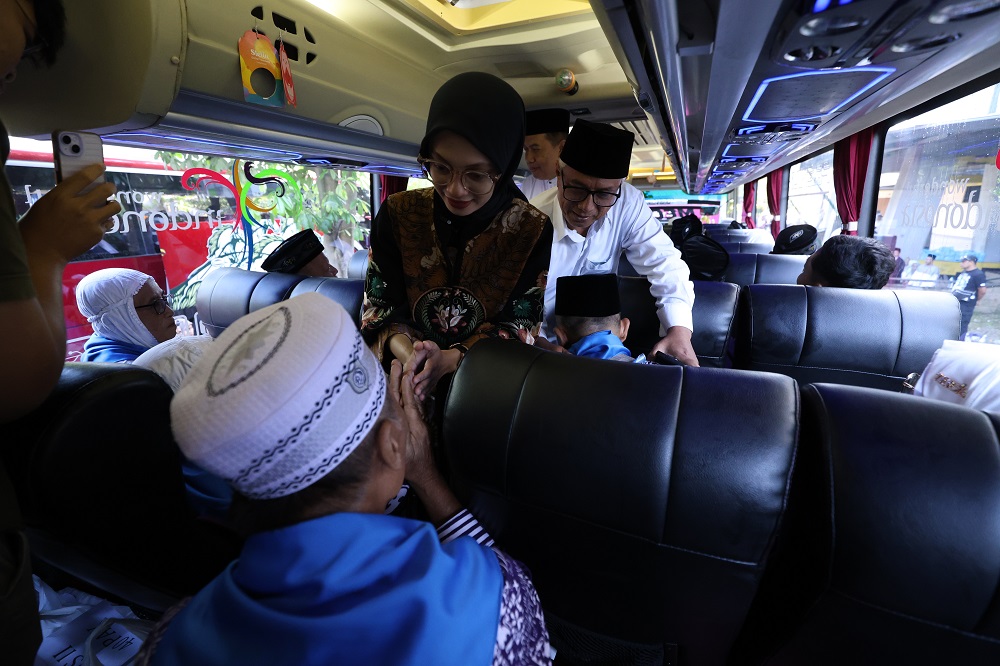 Wali Kota Kediri Vinanda Prameswati dan Wakil Wali Kota Qowimuddin menyapa jemaah haji Kota Kediri sebelum keberangkatan pada musim haji 2025 lalu. Tahun ini, konflik Timur Tengah tak pengaruhi jadwal