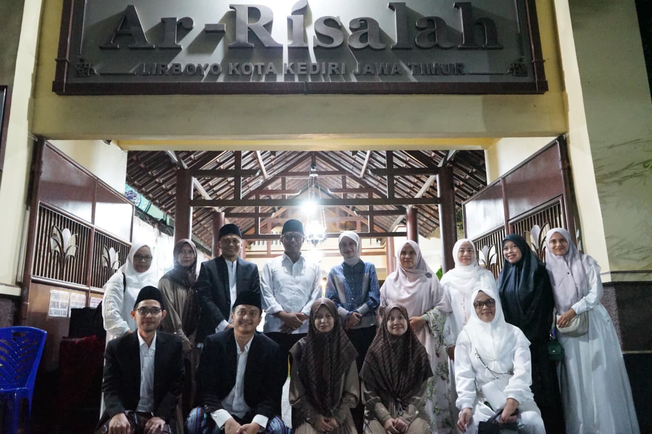 JAGA MORAL BANGSA: Wali Kota Kediri Vinanda Prameswati (tengah, belakang) dan Wawali Qowimuddin (4 dari kiri) bersama sejumlah pengasuh PPST Ar-Risalah Lirboyo usai menghadiri peringatan Nuzulul Quran