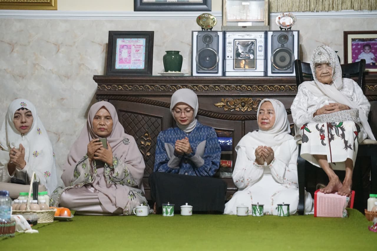 KHUSYUK: Wali Kota Vinanda Prameswati (tengah) ikut berdoa dalam tahlil dan haul Kiai Abdul Karim, Kiai Mahrus Aly, Kiai Zainuddin, serta haul ke-4 Almarhum Almaghfurlah Kiai M. Ma'ruf Zainuddin.