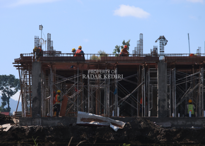DIKEJAR DEADLINE: Sejumlah pekerja menggarap struktur gedung Sekolah Rakyat Menengah Atas (SRMA) di Desa Plosokidul, Plosoklaten. (Foto: Wahyu Adji)