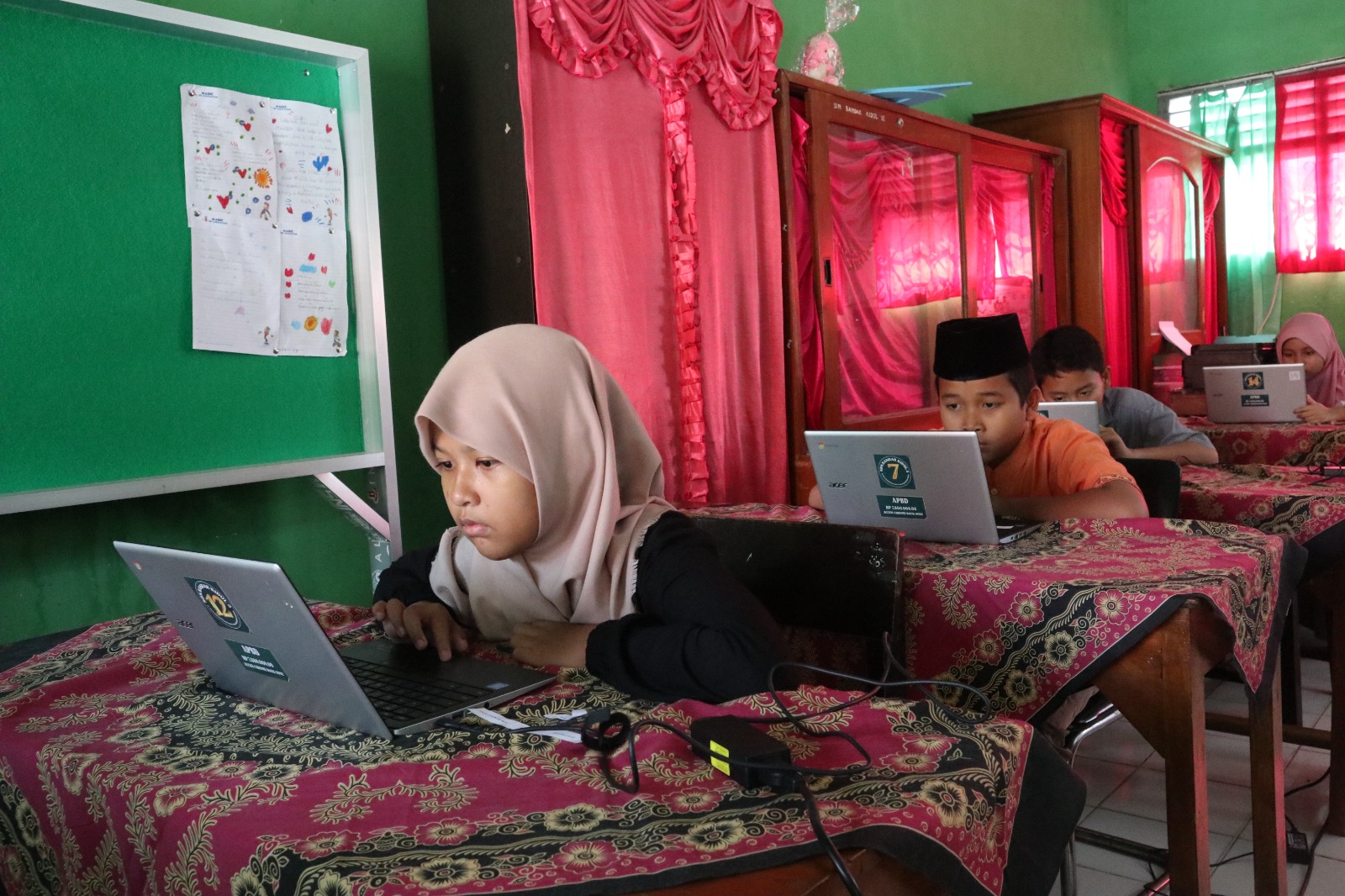 UJI COBA: Sejumlah siswa SDN Bandarkidul 3 mengerjakan soal try out TKA mandiri yang digelar sekolah (6/3).  