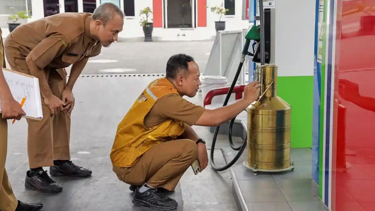 TELITI : Disperdagin Kota Kediri melakukan pengecekan di salah satu SPBU di Kota Tahu. 