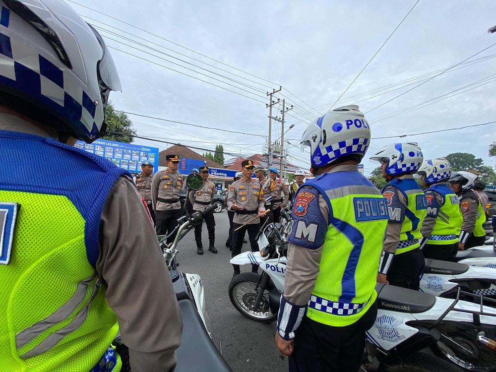 Kapolres Kediri Kota AKBP Anggi Saputra Ibrahim cek kesiapan anggota sebelum turun ke lapangan. Jelang Lebaran, ribuan anggota polisi dan TNI bisa mencairkan tunjangan lebih awal dibanding ASN daerah