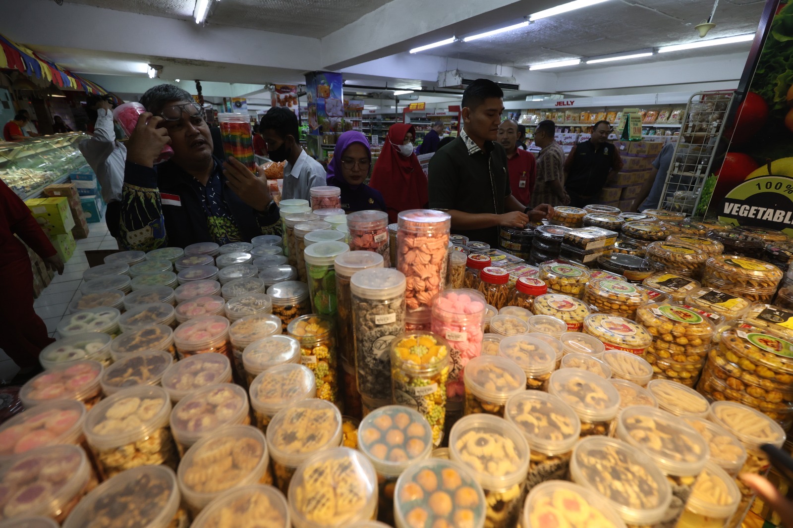 Tim gabungan mencurigai salah satu kue Lebaran yang memiliki warna mencolok.