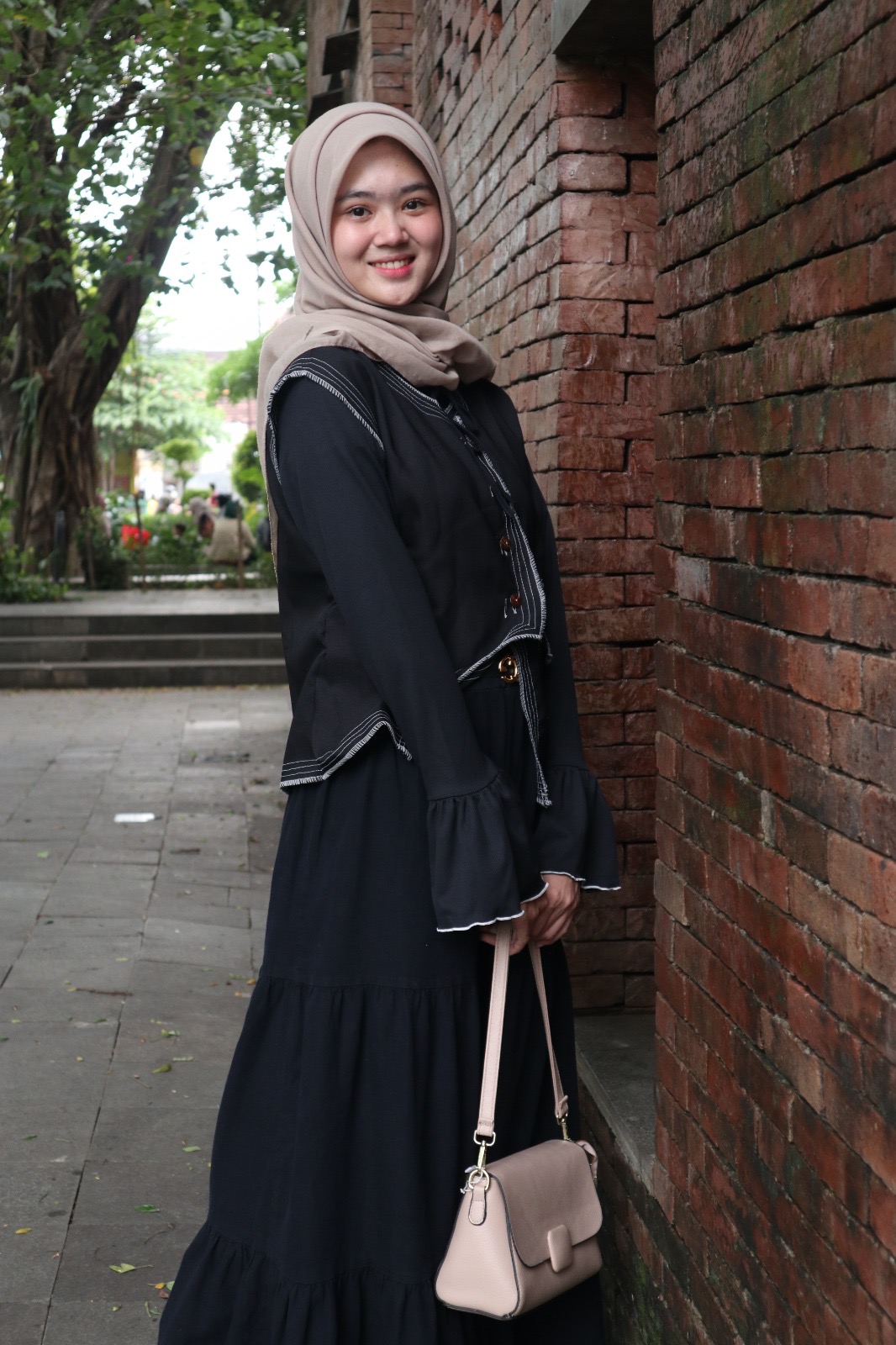 Pemakaian vest untuk percantik penampilan. Cocok untuk gaya kasual maupun semi formal.