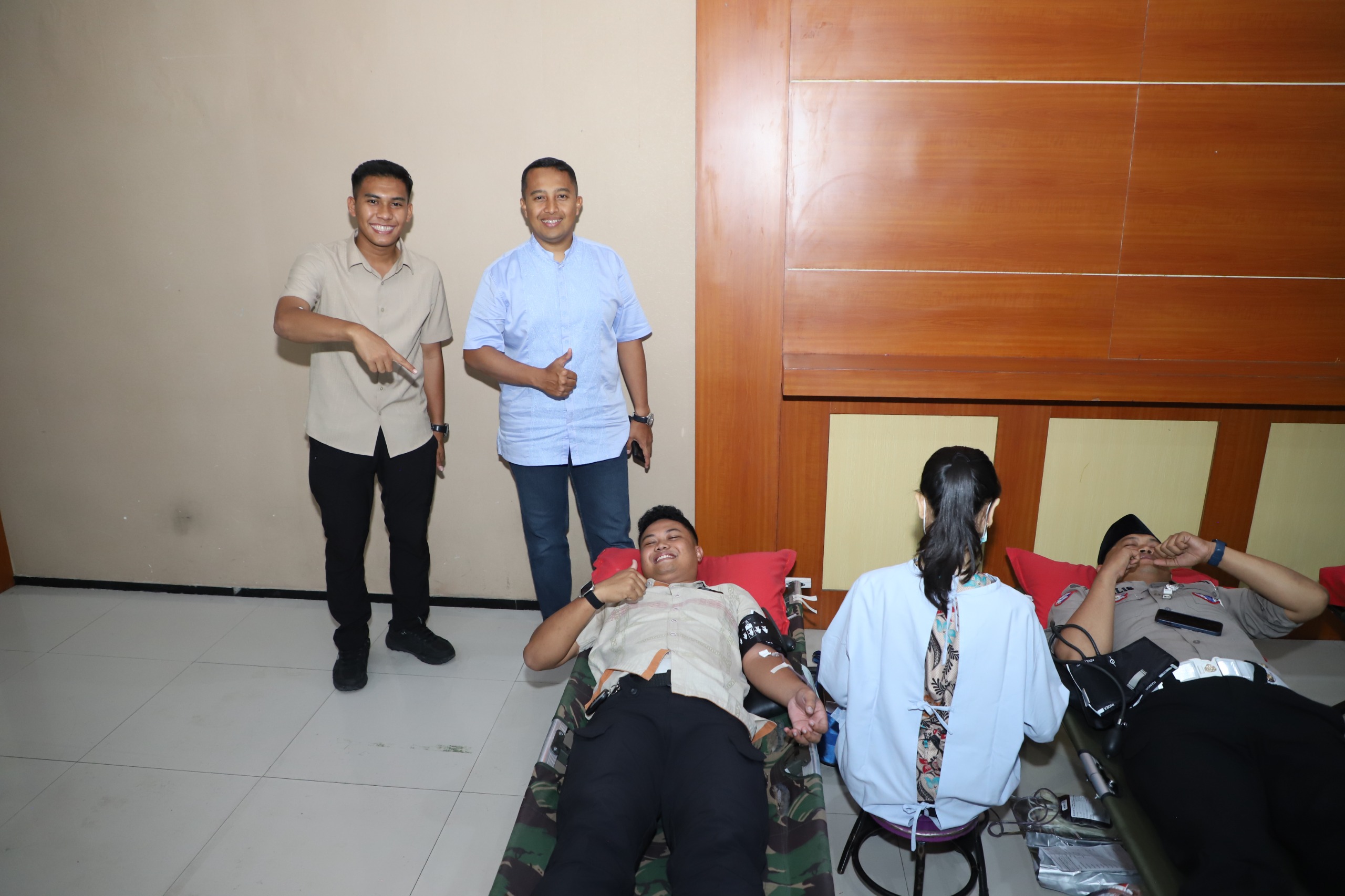  PEDULI SESAMA: Kapolres Kediri AKBP Bramastyo Priaji (kanan) mengecek pelaksanaan donor darah. Setelah itu, dia juga turut mendonorkan darahnya (6/3).  &nbsp;