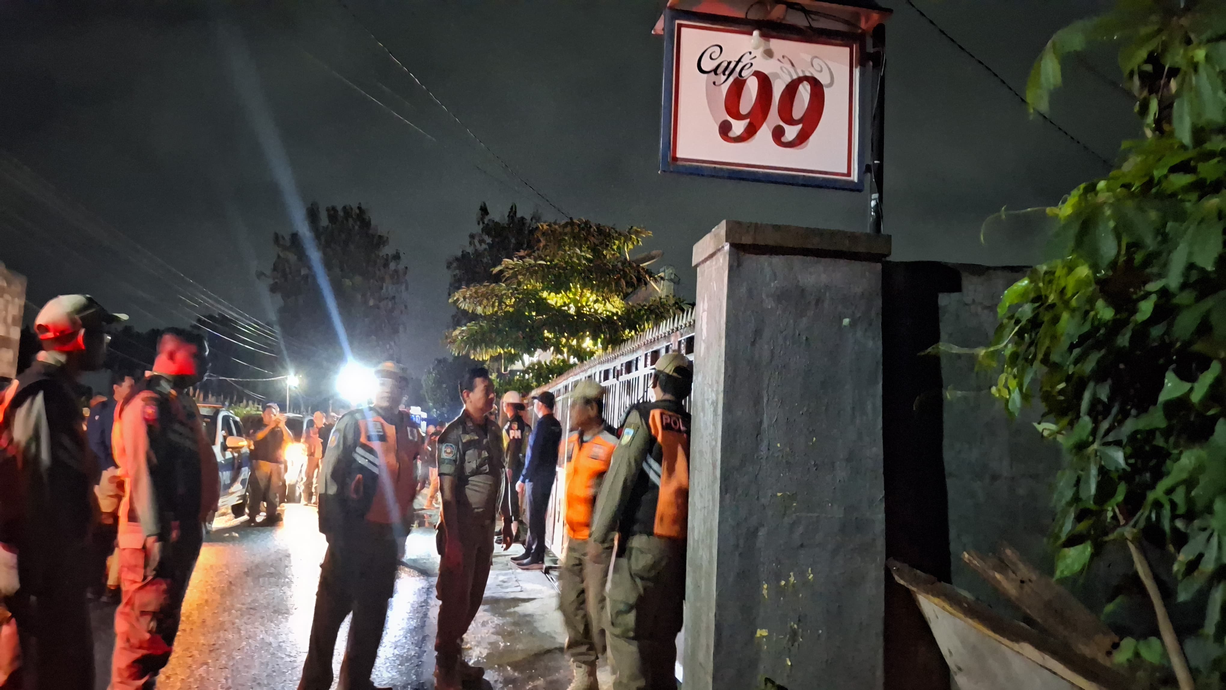 Petugas gabungan patroli ke sejumlah tempat hiburan malam.