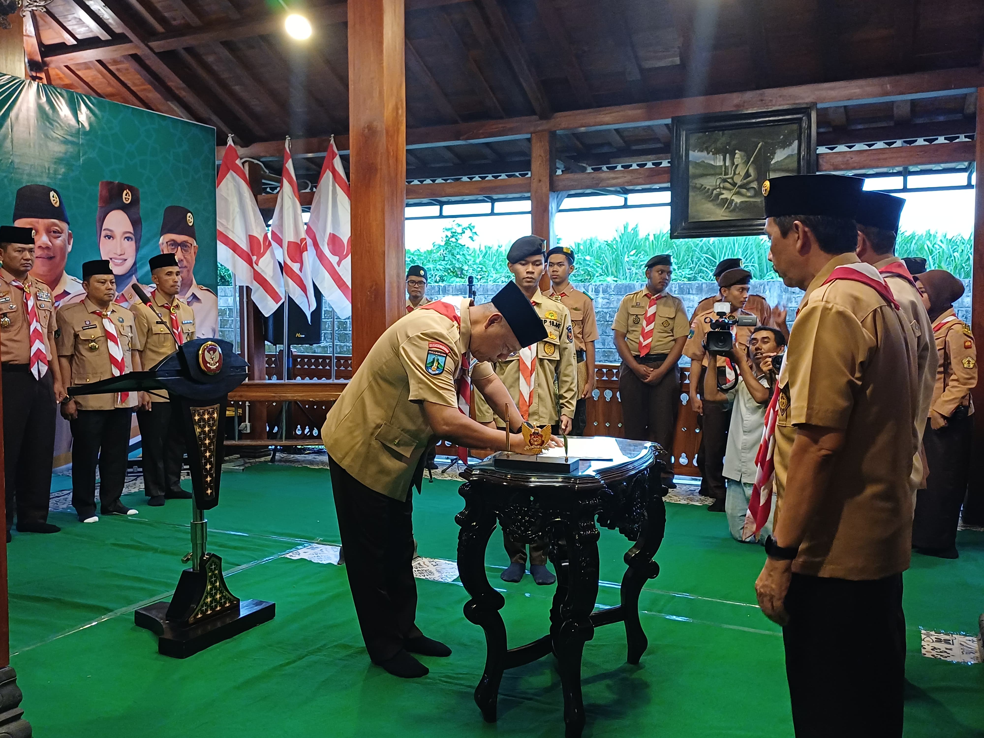 Pelantikan dipimpin langsung oleh Ketua Kwartir Cabang Gerakan Pramuka Kota Kediri Masa Bhakti 2025 - 2030 Edy Herwiyanto.