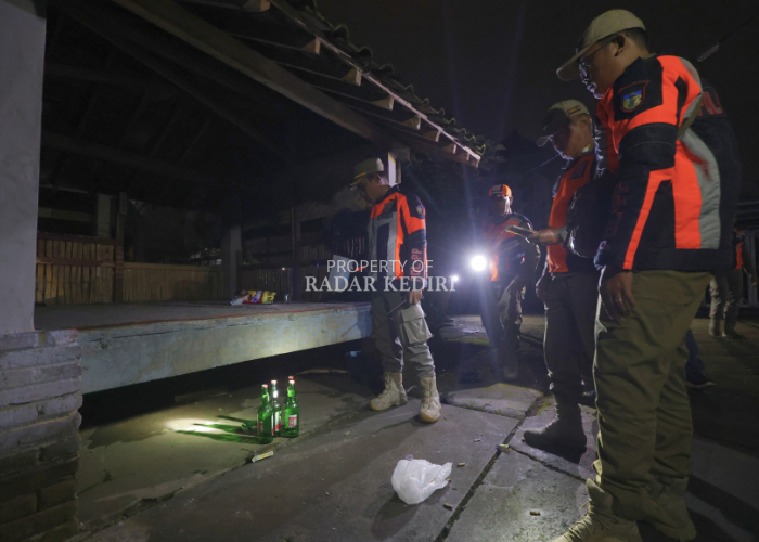 SIAPA YANG MINUM? Tim gabungan Satpol PP Kabupaten Kediri, polisi, dan TNI memeriksa botol kosong dan teko tempat menuang miras di salah satu tempat hiburan di Kecamatan Semen, dalam razia Sabtu (7/3)