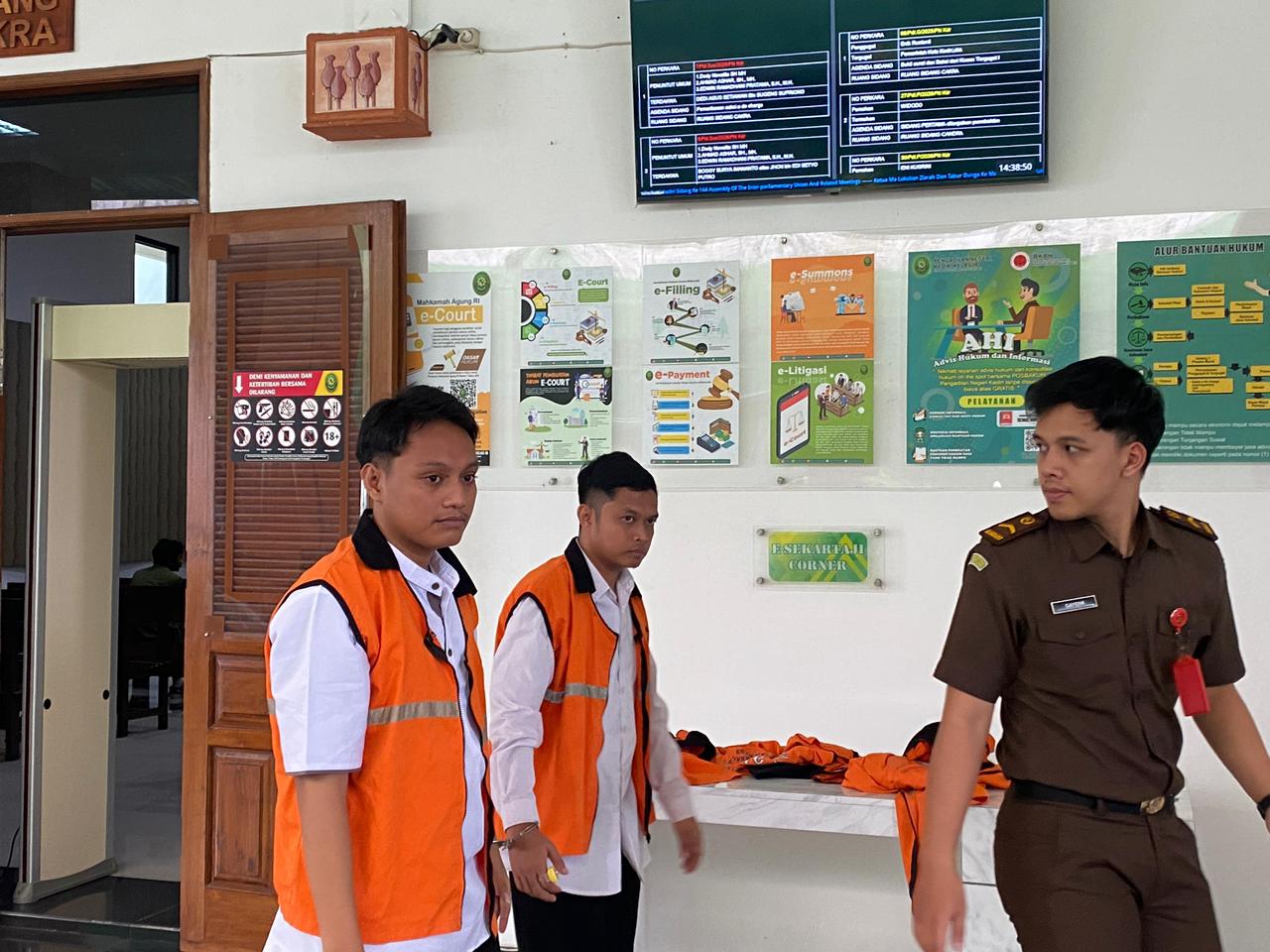 Dua terdakwa pelempar bom molotov di Mako Polres Kediri Kota keluar dari ruang sidang Cakra PN Kediri.