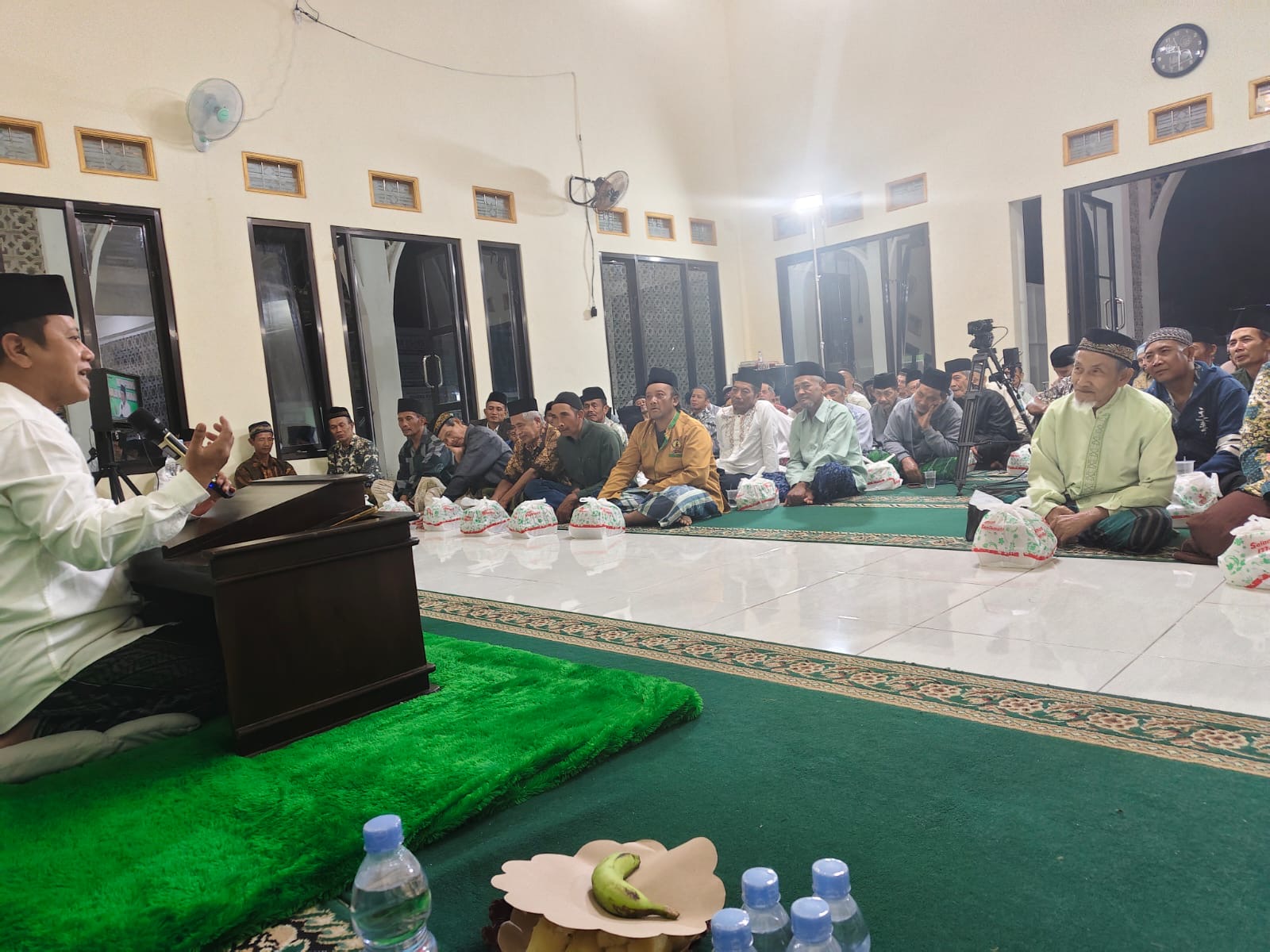 TRADISI PESANTREN: Penceramah mengajak jemaah kajian di Masjid As Syifa Turus untuk mengaji tafsir Alquran yang biasa dilakukan di pesantren salaf. 