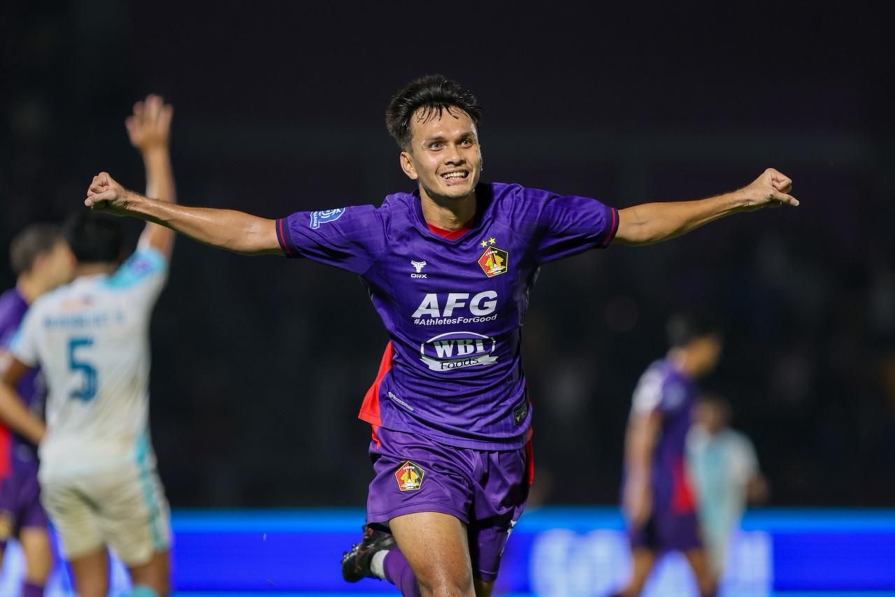 Hamra Hehanussa harus absen saat Persik Kediri menantang Persib Bandung.