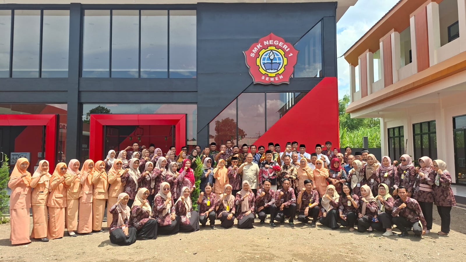 Kadisdik Jatim Aries Agung Paewai berfoto bersama jajaran guru dan staf SMKN 1 Wates.