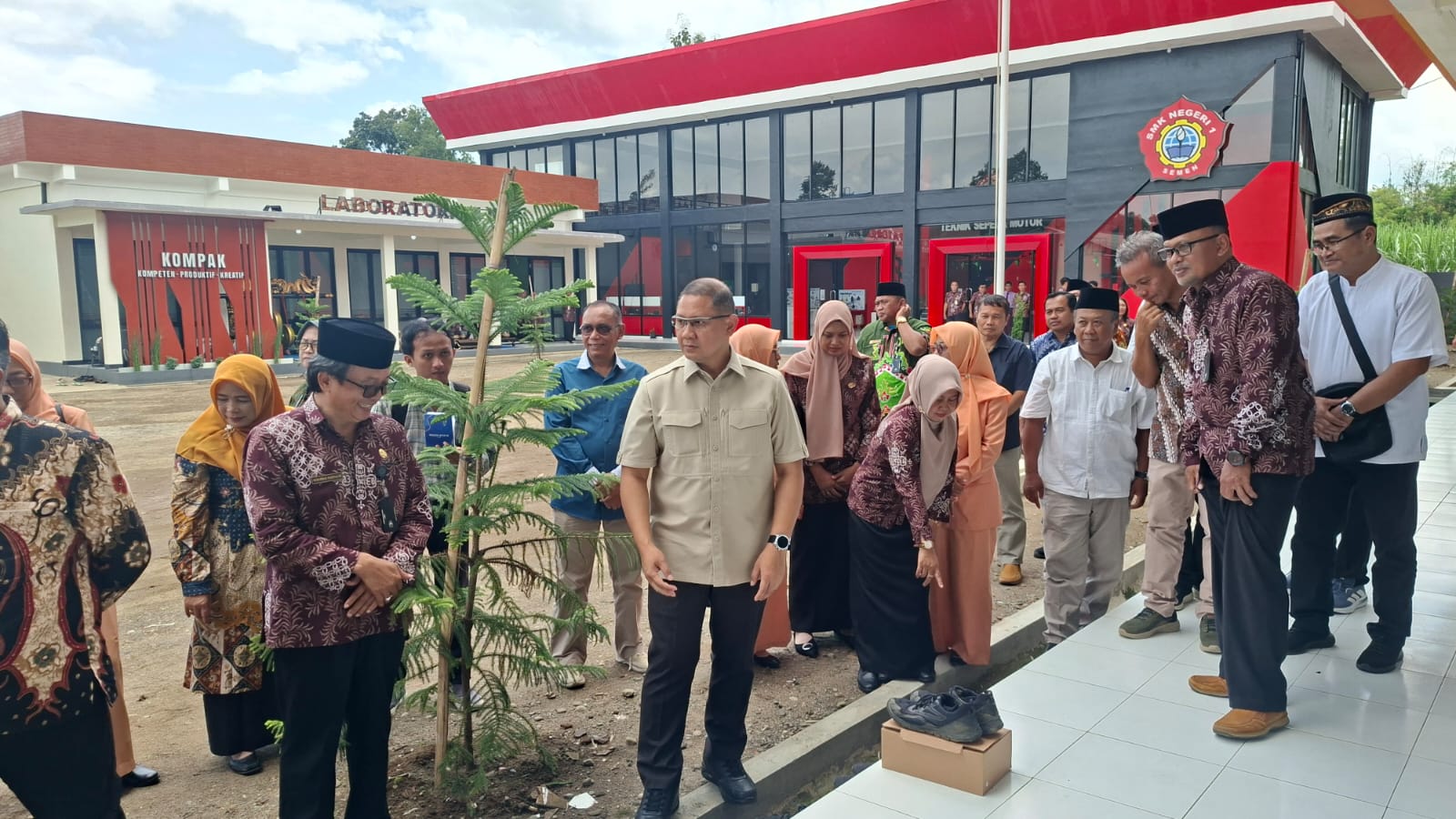 Kadisdik Jatim Aries Agung Paewai memberikan sepatu untuk siswa membutuhkan.