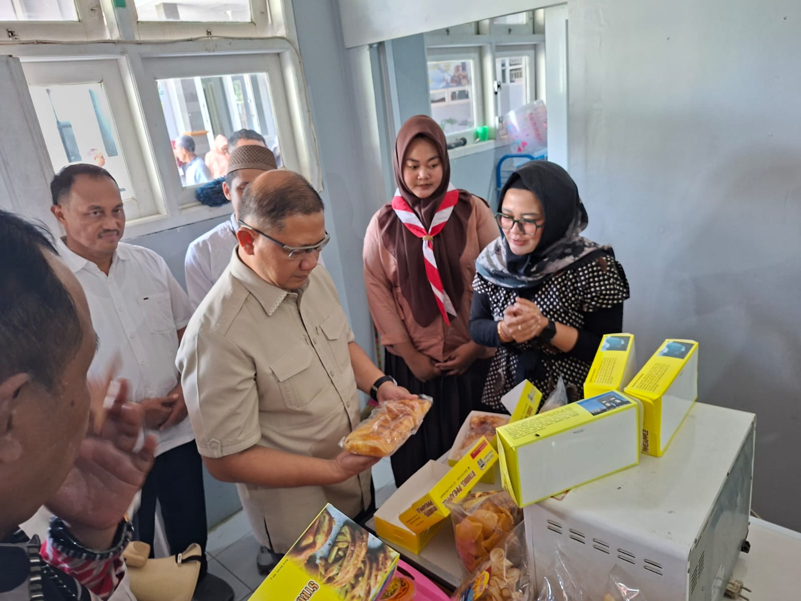 Aries Agung Paewai melihat-lihat kue olahan SMK Kartanegara Wates Kediri.