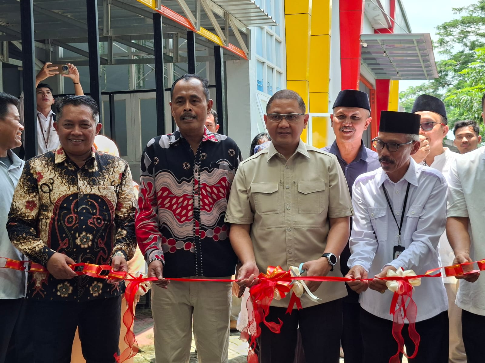 Kadisdik Jatim Aries memotong lita peresmian di SMK Kartanegara Wates Kediri.
