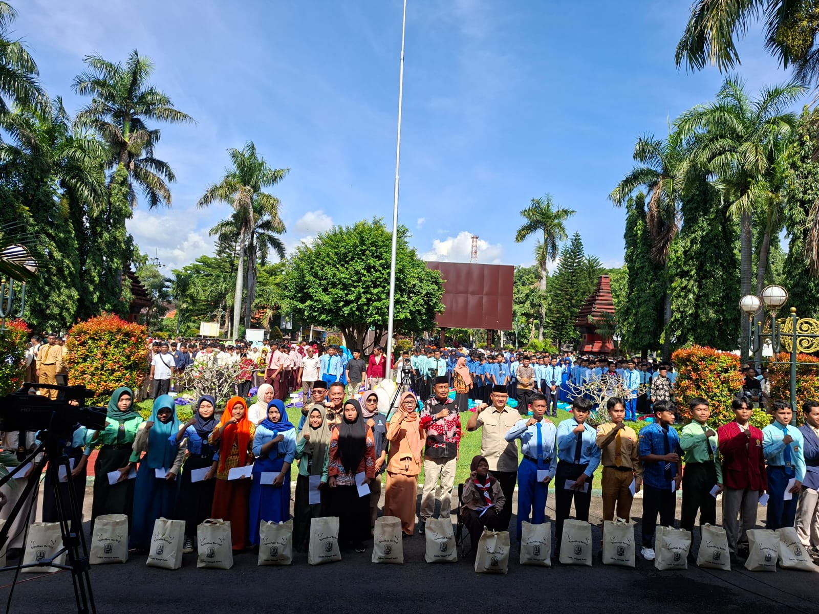 Aries Agung Paewai berfoto bersama dalam acara Ramadhan Berbagi di halaman Cabdindik Kediri.