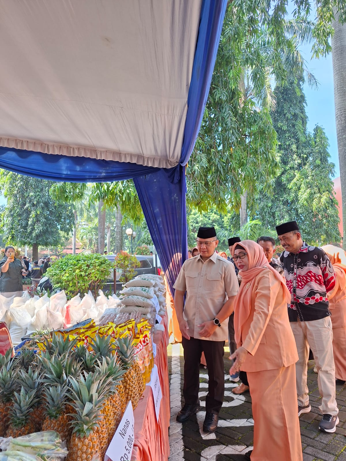 Aries Agung Paewai didampingu Ketua DWP Cabdin Kediri Minarti cek sembako murah yang dijual.