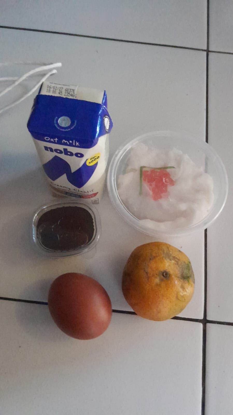 Contoh paket MBG Ramadan untuk satu hari yang diterima pelajar di Kediri, Senin (9/3). Mulai banyak SPPG yang tidak lagi mengirim MBG dalam bentuk rapelan.
