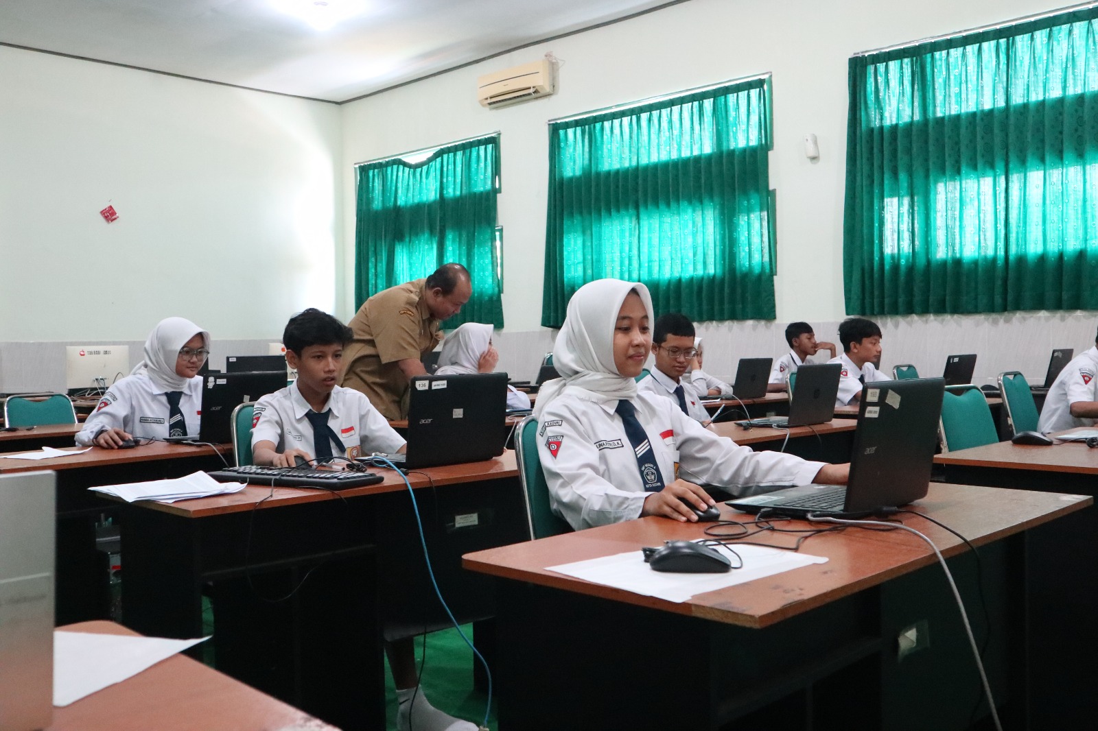 GAGAL LOGIN: Siswa SMPN 4 Kota Kediri mengikuti gladi bersih TKA tingkat nasional yang diwarnai sistem error kemarin (9/3).