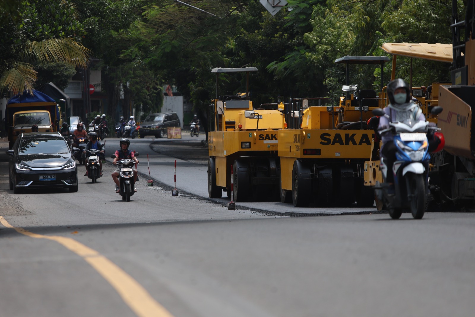SEGERA MULUS LAGI: Sejumlah pekerja melakukan peningkatan Jl Imam Bonjol yang rusak. Dinas PUPR Kota Kediri menargetkan perbaikan selesai sebelum lebaran.