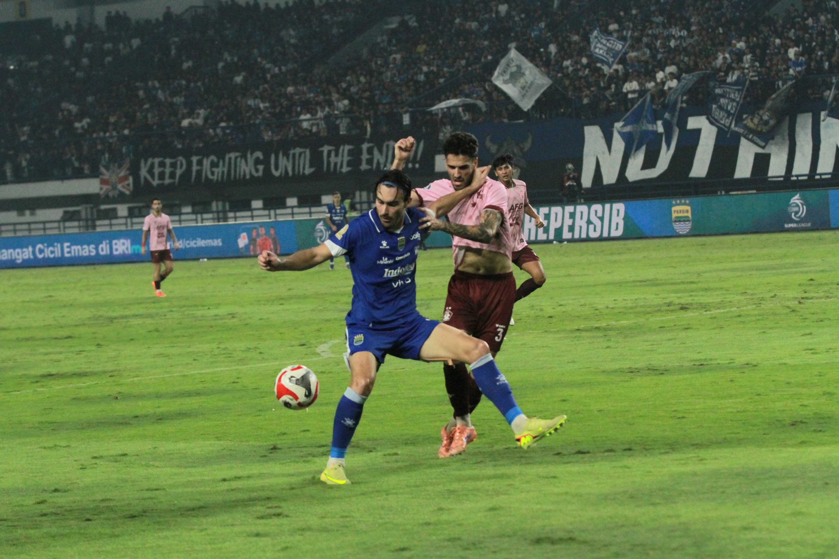 Bek Persik Kediri Kiko Carneiro berusaha menghentikan striker Persib Bandung Andrew Jung.