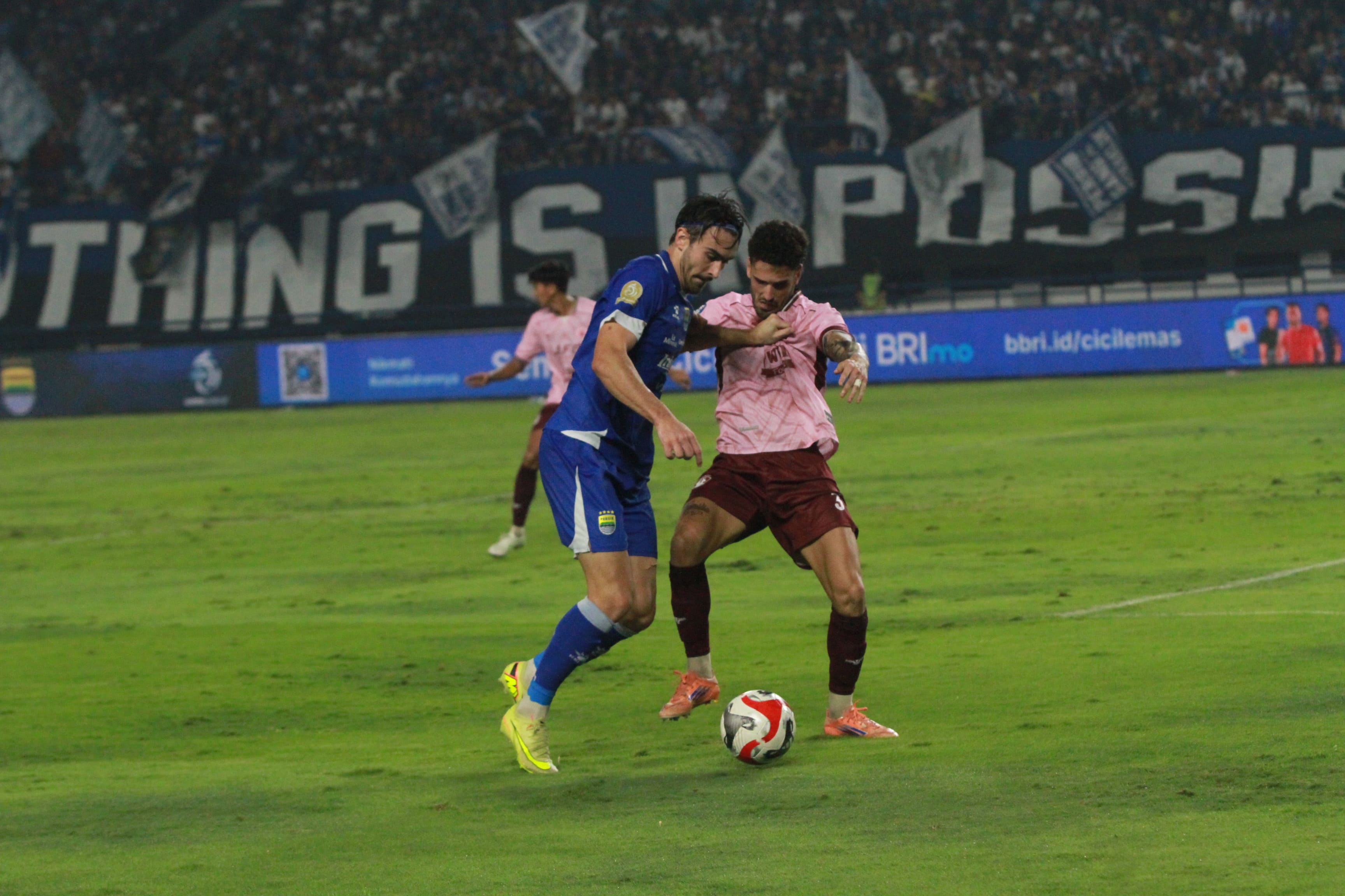 Persib Bandung tumbangkan Persik Kediri dengan skor 3-0.
