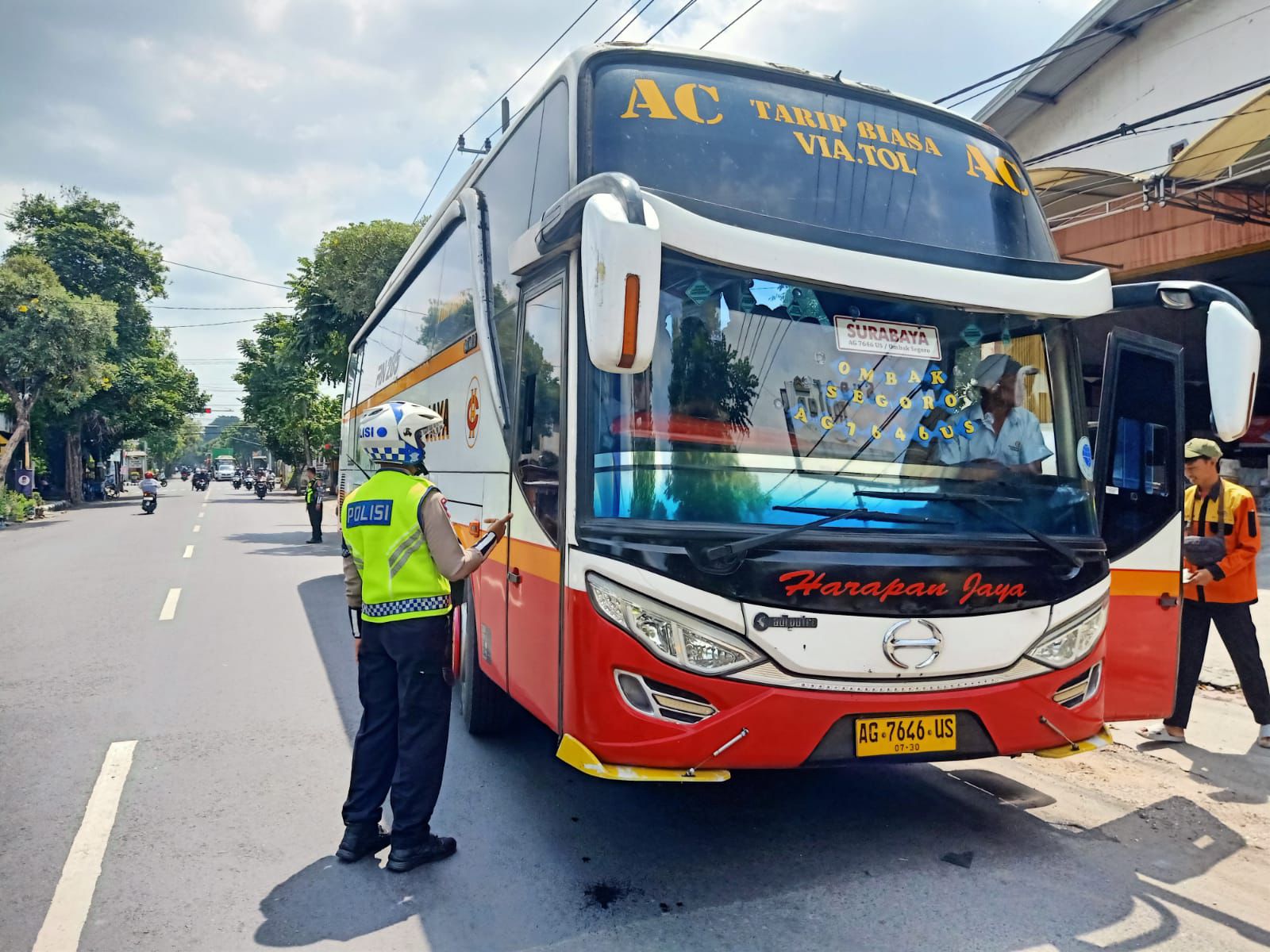 Satlantas Polres Kediri Kota lakukan penindakan tilang kepada bus nakal. 
