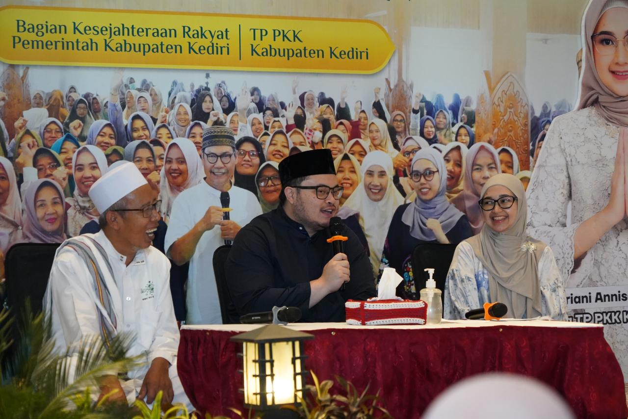 UJUNG TOMBAK PROGRAM: Bupati Hanindhito Himawan Pramana (tengah) dan Ketua TP PKK Kabupaten Kediri Eriani Annisa menghadiri acara bazar dan Pondok Ramadan di Pendapa Panjalu Jayati, Senin (9/3).