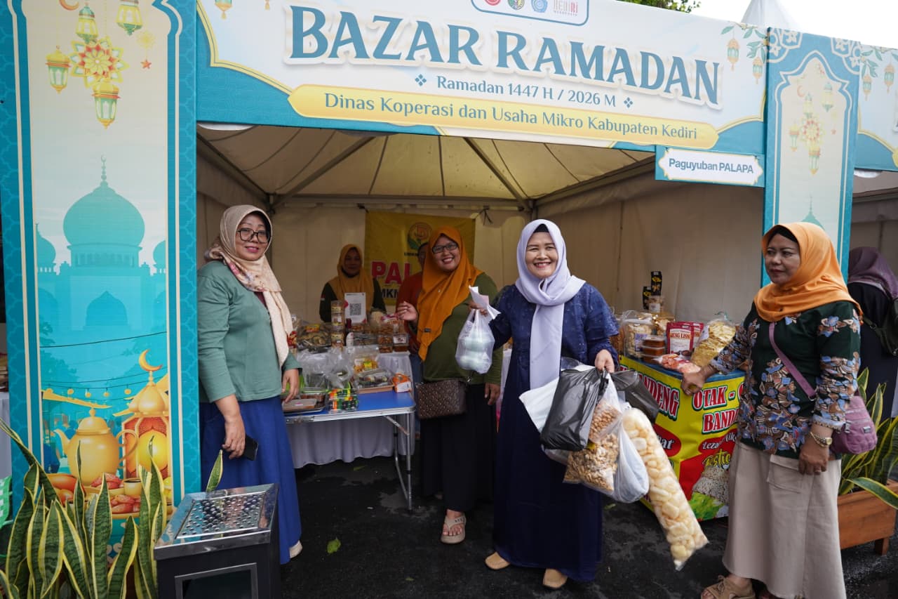 REZEKI NOMPLOK: Sejumlah kader PKK yang mengabdi selama puluhan tahun berbelanja di stan bazar secara gratis setelah mendapat hadiah dari Bupati Hanindhito Himawan Pramana.