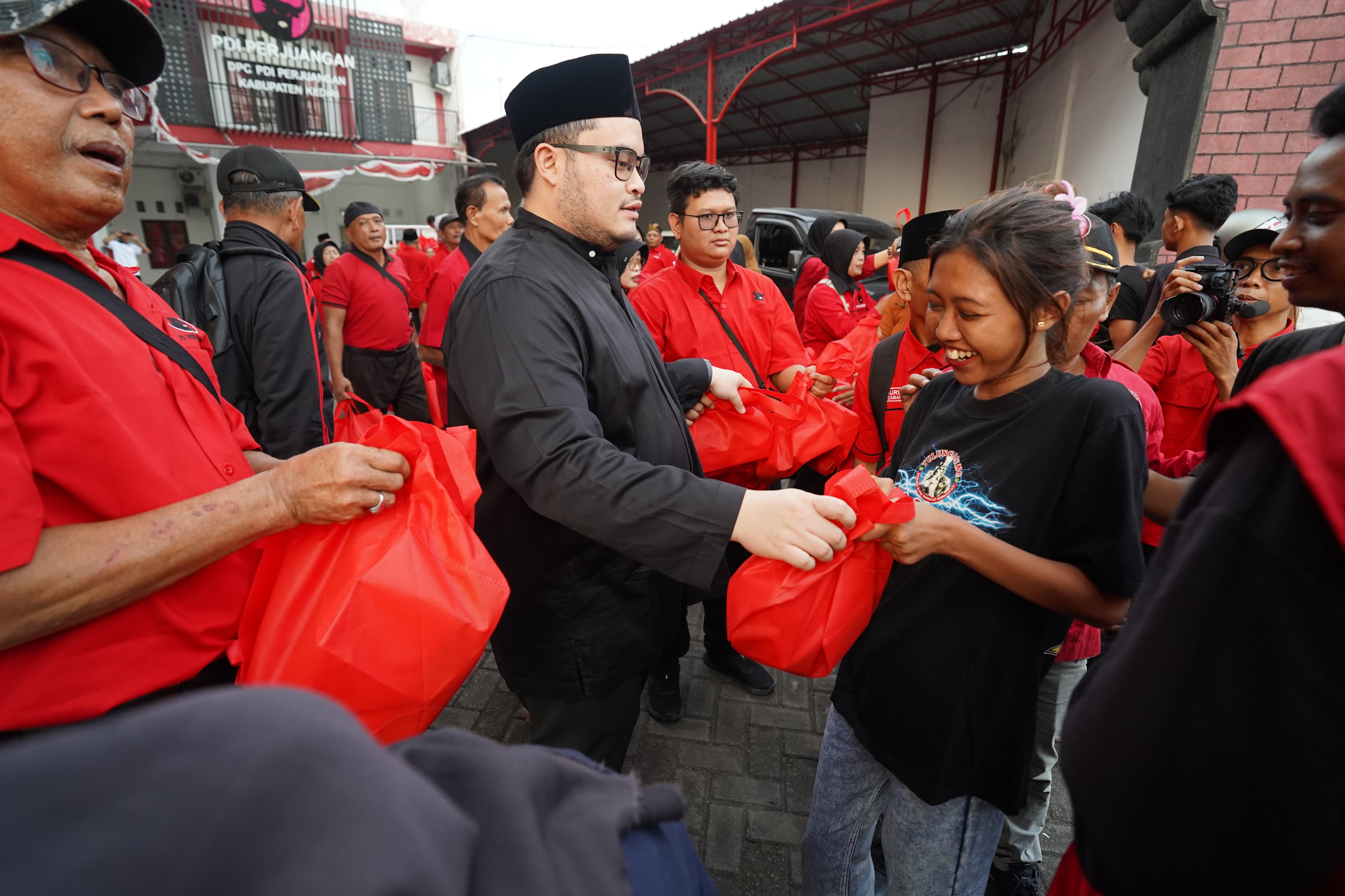 Mas Dhito Bagi-bagi Takjil dan Bukber Bareng Pengurus PDI Perjuangan se-Kabupaten Kediri.