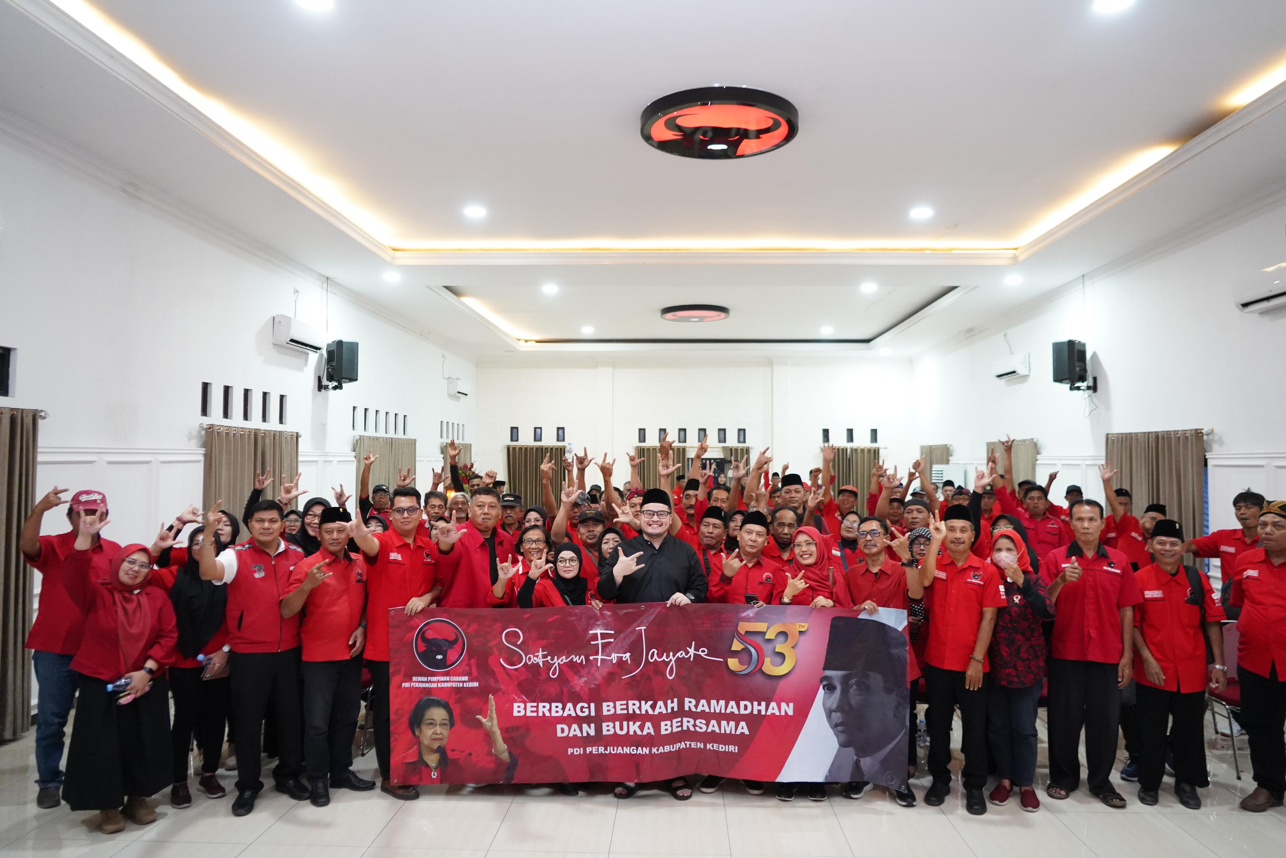 Mas Dhito Bagi-bagi Takjil dan Bukber Bareng Pengurus PDI Perjuangan se-Kabupaten Kediri.