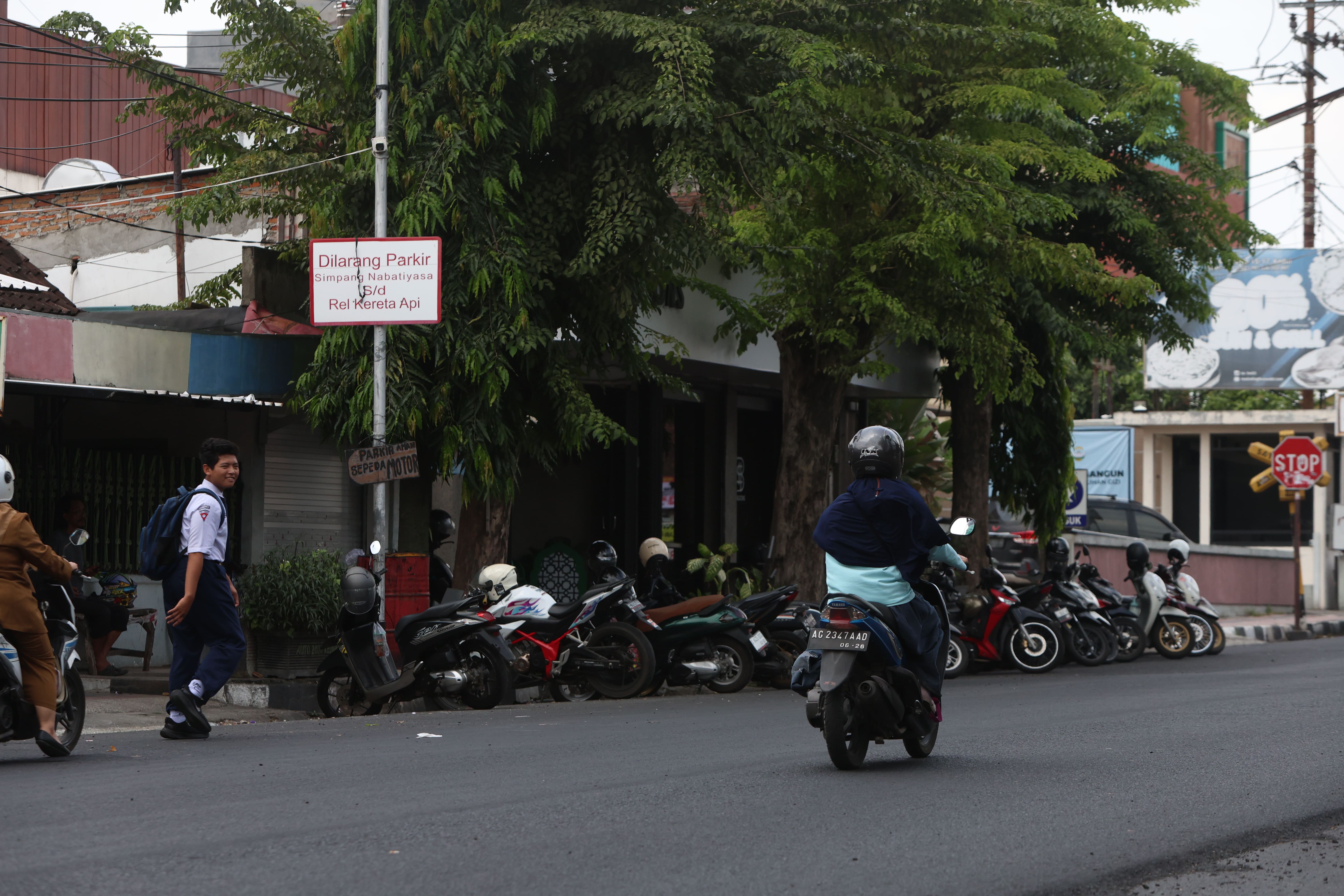 Warga melintas di Jalan Hasanudin, Kota Kediri. 