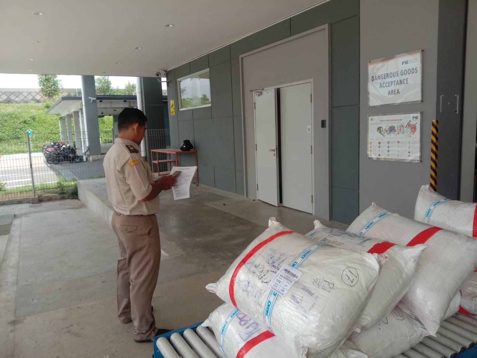 BELUM MAKSIMAL: Aktivitas pengiriman kargo dari Kediri melalui Bandara Internasional Dhoho Kediri pada awal Ramadan masih belum menunjukkan peningkatan signifikan. 